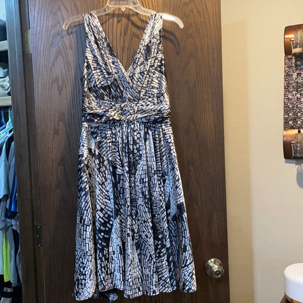 White House Black Market V neck Dress Size 8